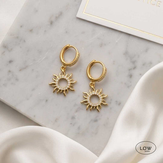 Solara Sun Charm Hoop Earrings Gold fra LØW Jewelry ørering