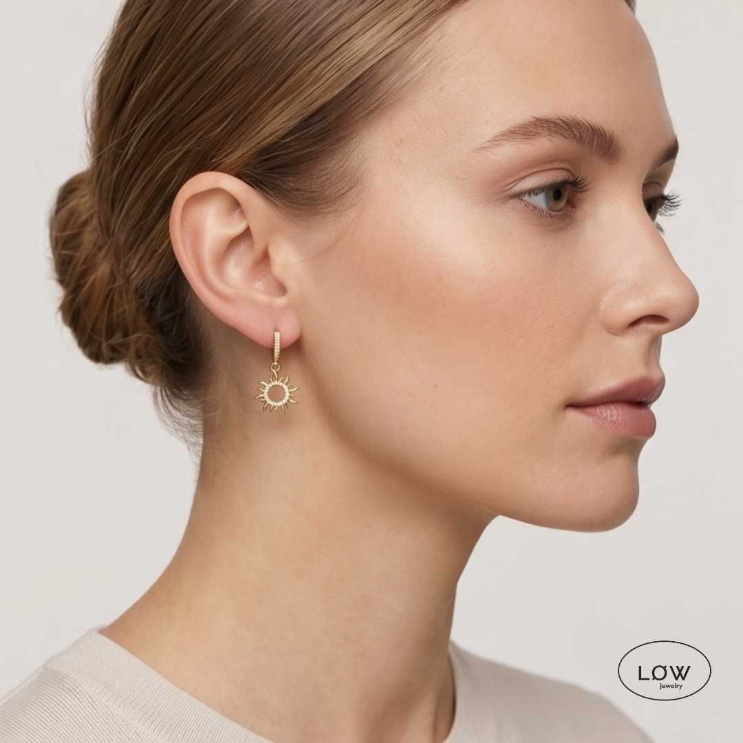 Solara Sun Charm Hoop Earrings Gold fra LØW Jewelry ørering