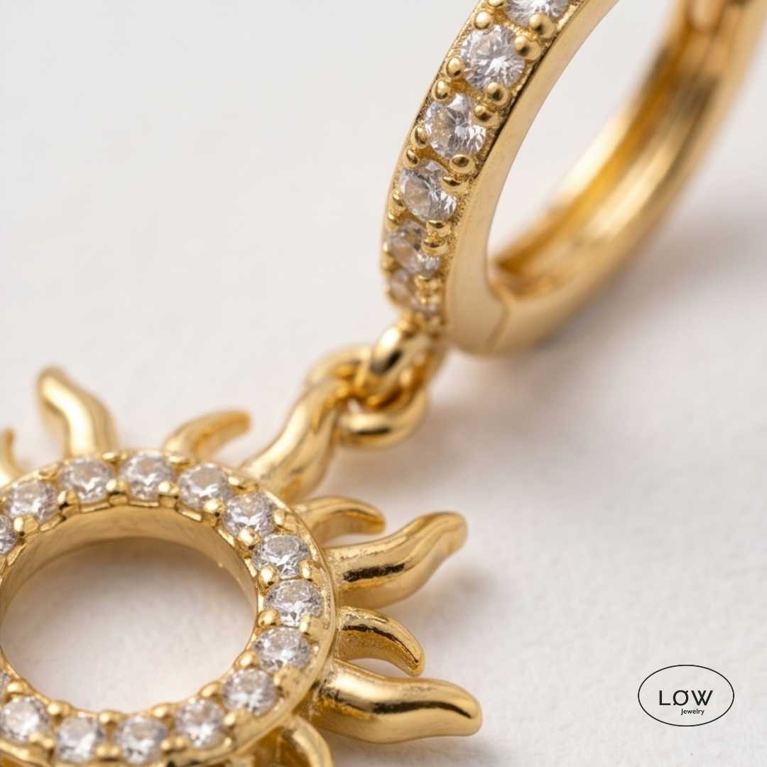 Solara Sun Charm Hoop Earrings Gold fra LØW Jewelry ørering