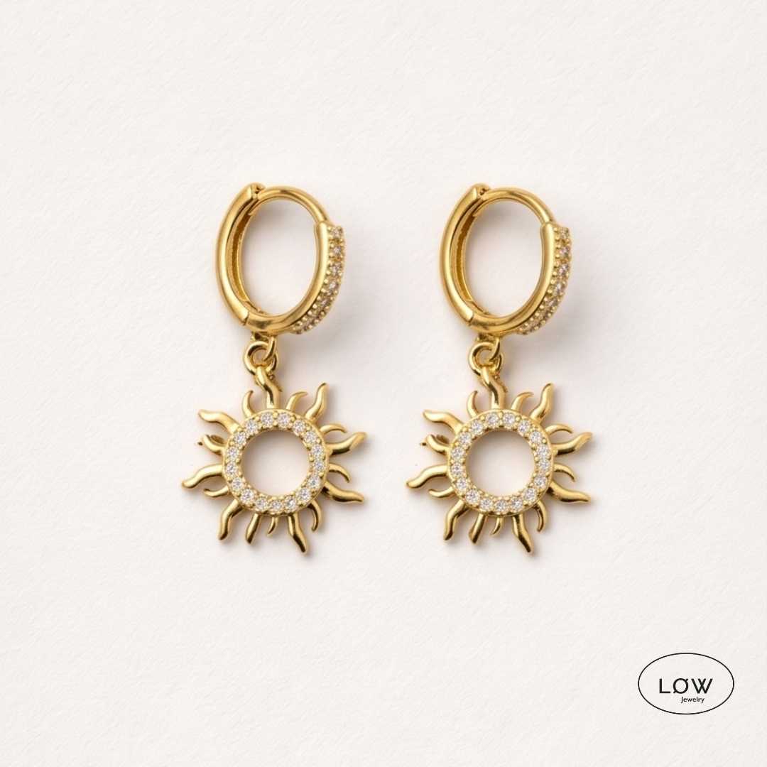Solara Sun Charm Hoop Earrings Gold fra LØW Jewelry ørering