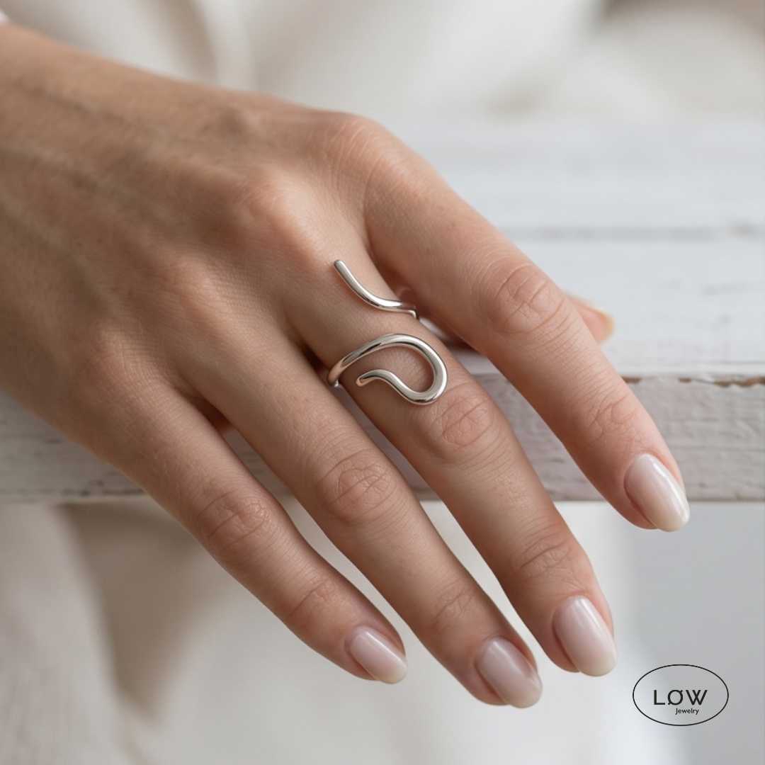 Solea Sculpted Ring Gold fra LØW Jewelry justerbar open ring