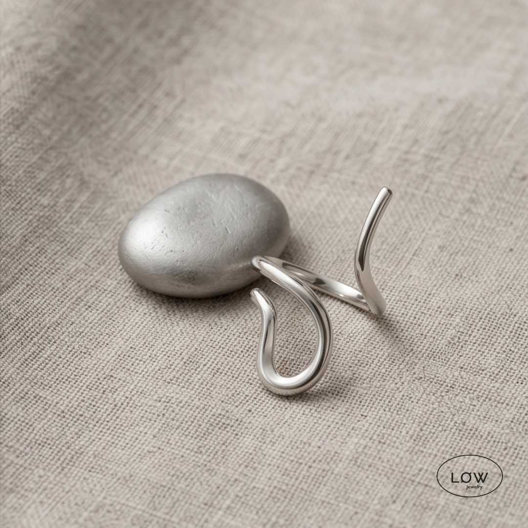 Solea Sculpted Ring Gold fra LØW Jewelry justerbar open ring