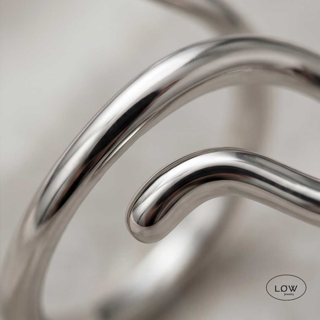 Solea Sculpted Ring Gold fra LØW Jewelry justerbar open ring