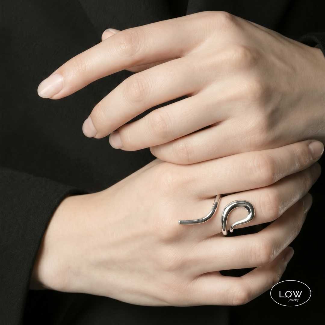 Solea Sculpted Ring Gold fra LØW Jewelry justerbar open ring