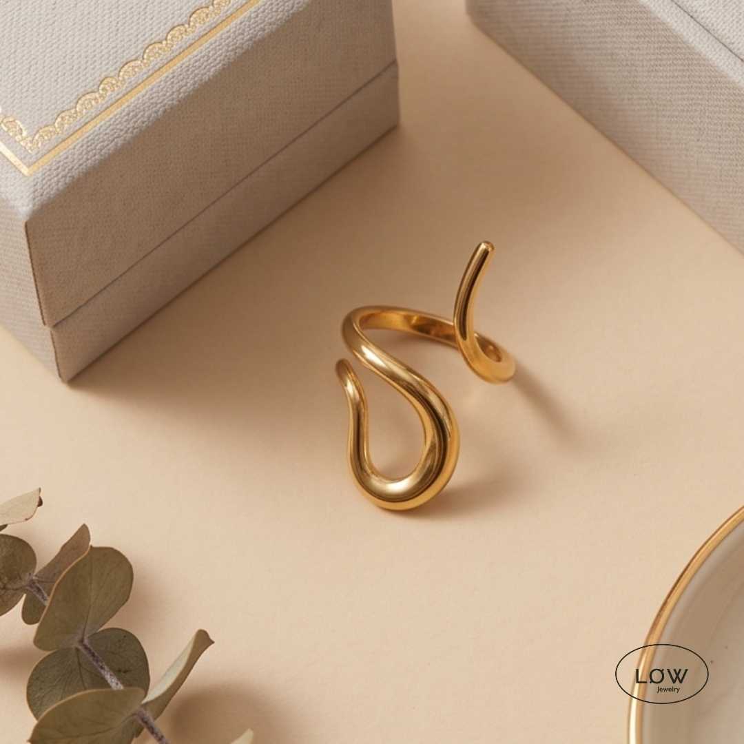 Solea Sculpted Ring Gold fra LØW Jewelry justerbar open ring
