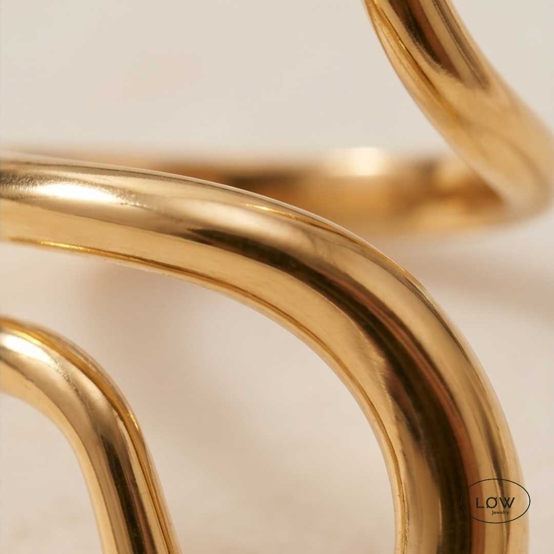 Solea Sculpted Ring Gold fra LØW Jewelry justerbar open ring