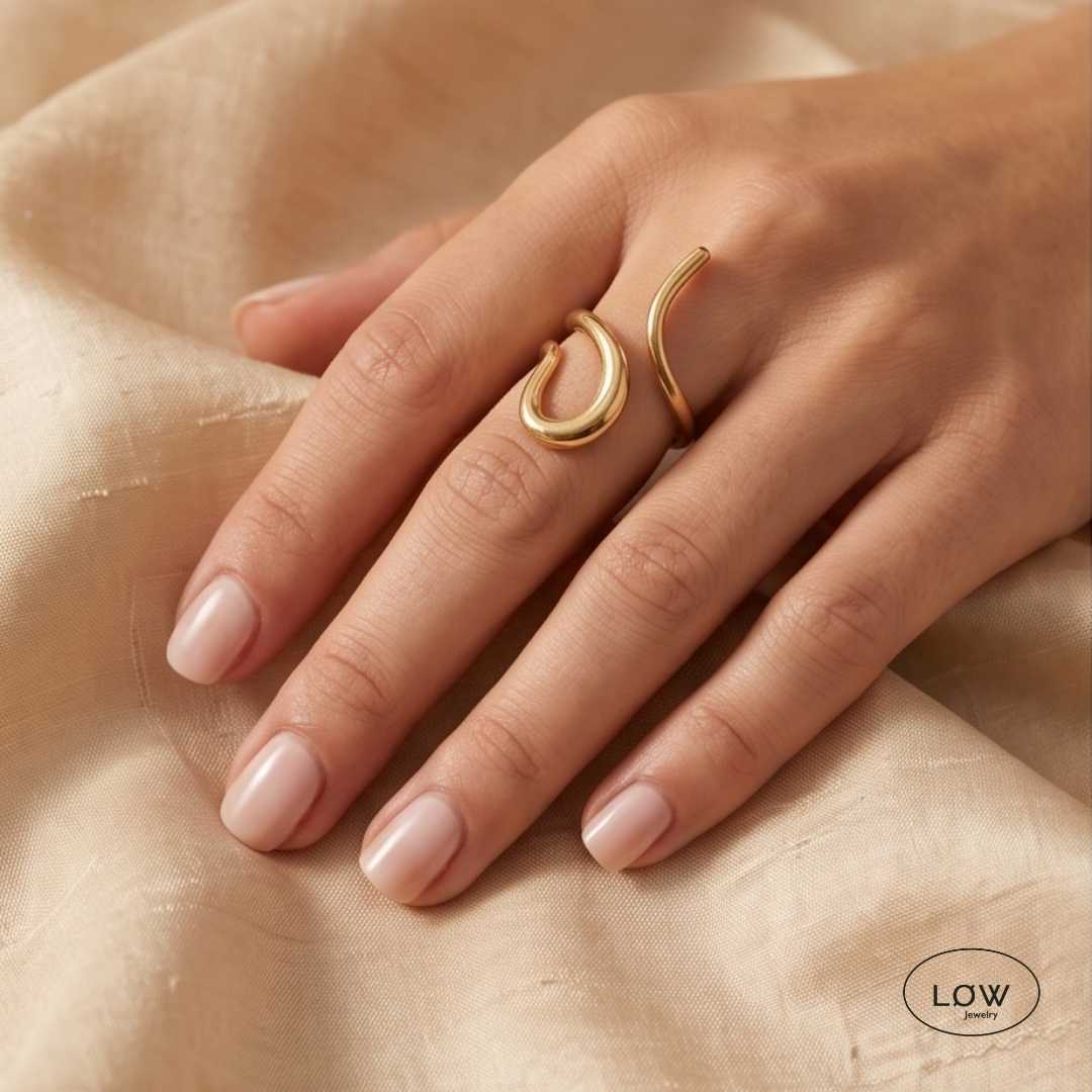 Solea Sculpted Ring Gold fra LØW Jewelry justerbar open ring
