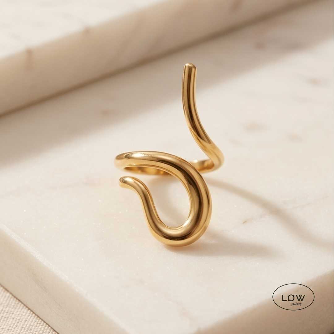 Solea Sculpted Ring Gold fra LØW Jewelry justerbar open ring