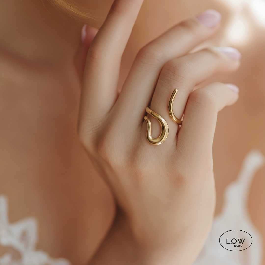 Solea Sculpted Ring Gold fra LØW Jewelry justerbar open ring