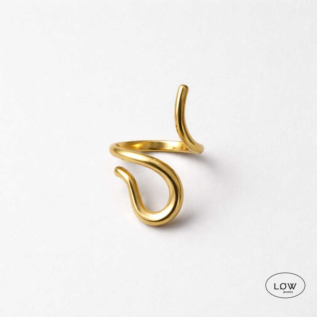 Solea Sculpted Ring Gold fra LØW Jewelry justerbar open ring
