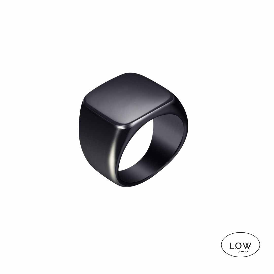 Square Signet Ring – Stainless Steel svart ring til herre LØW Jewelry.