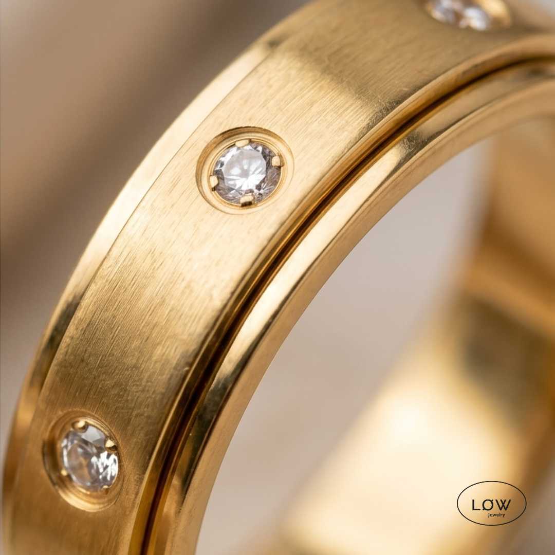 Gold Orbit Stress Ring, firdgetspinner strassring som spinner rundt med zircon stener LØW Jewelry