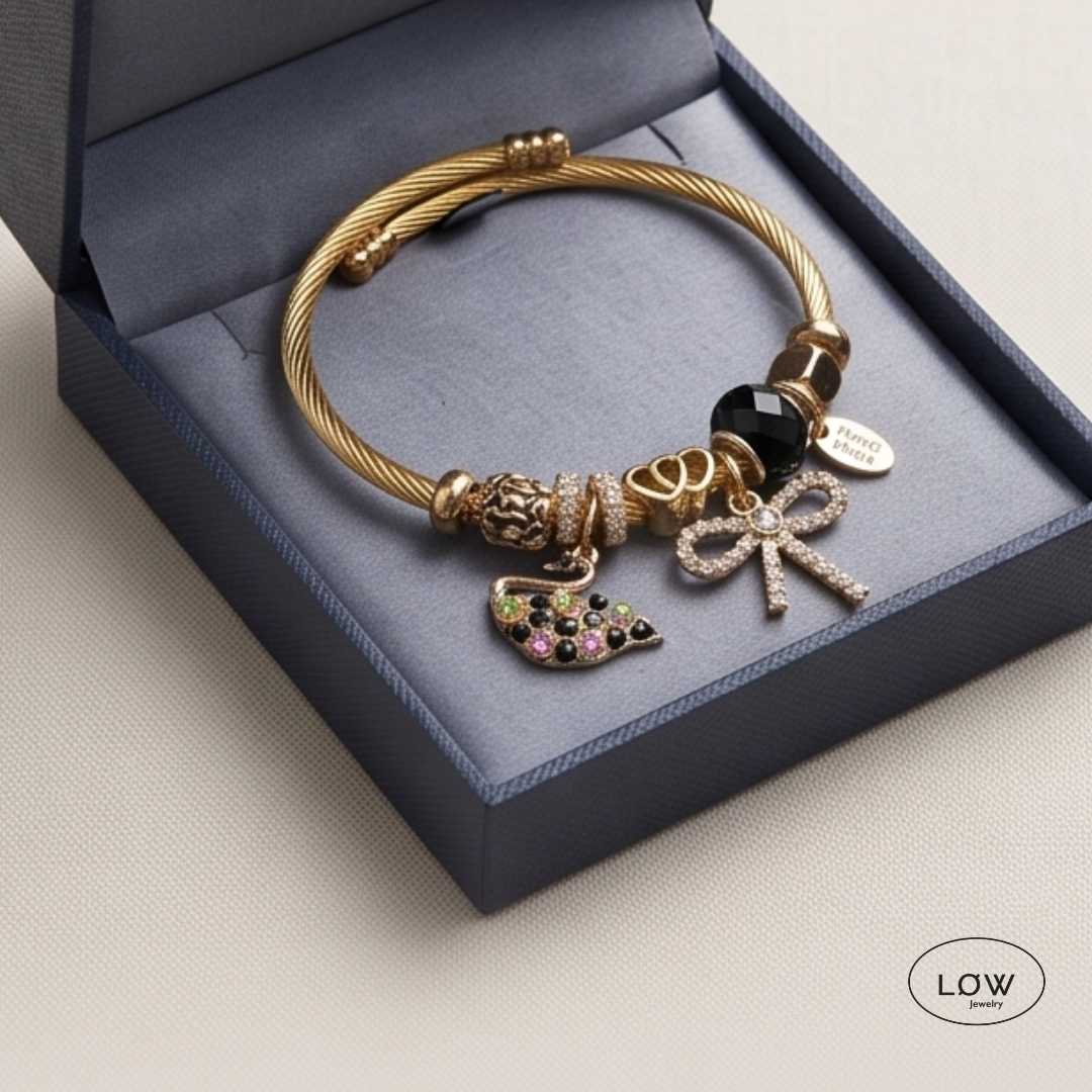 Swan &amp; Bow Charm Bracelet Gold fra LØW Jewelry ferdig fylt charms armbånd