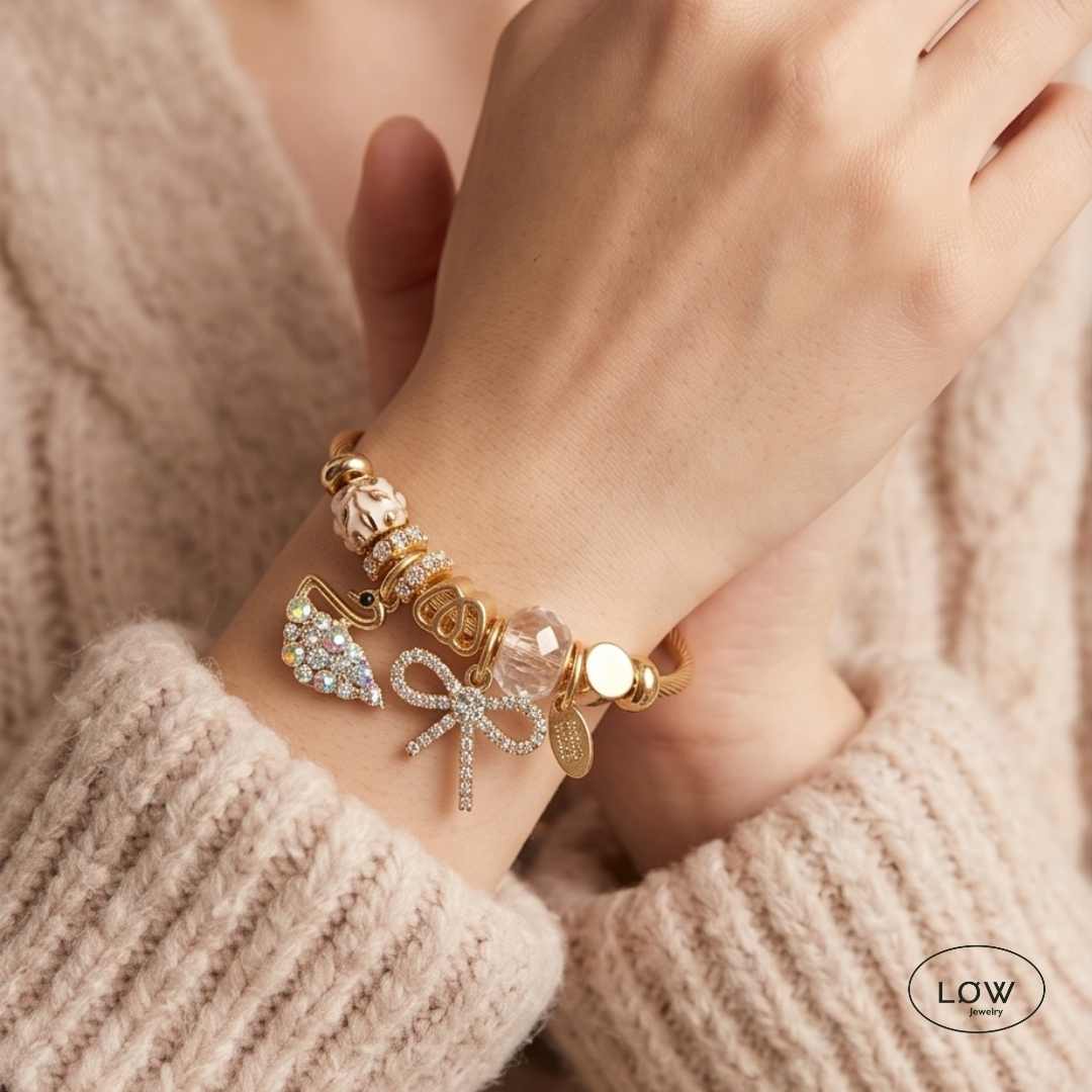 Swan &amp; Bow Charm Bracelet Gold fra LØW Jewelry ferdig fylt charms armbånd