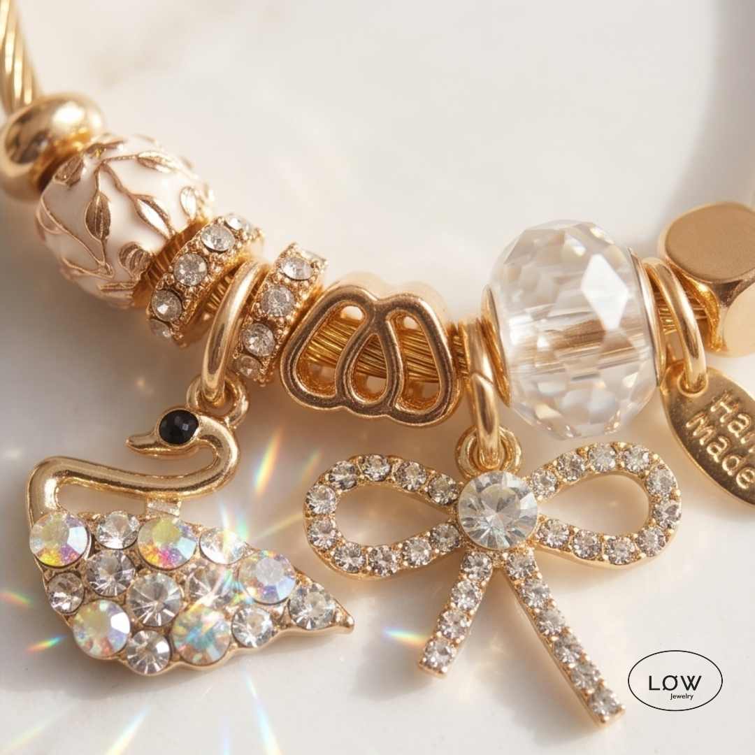 Swan &amp; Bow Charm Bracelet Gold fra LØW Jewelry ferdig fylt charms armbånd