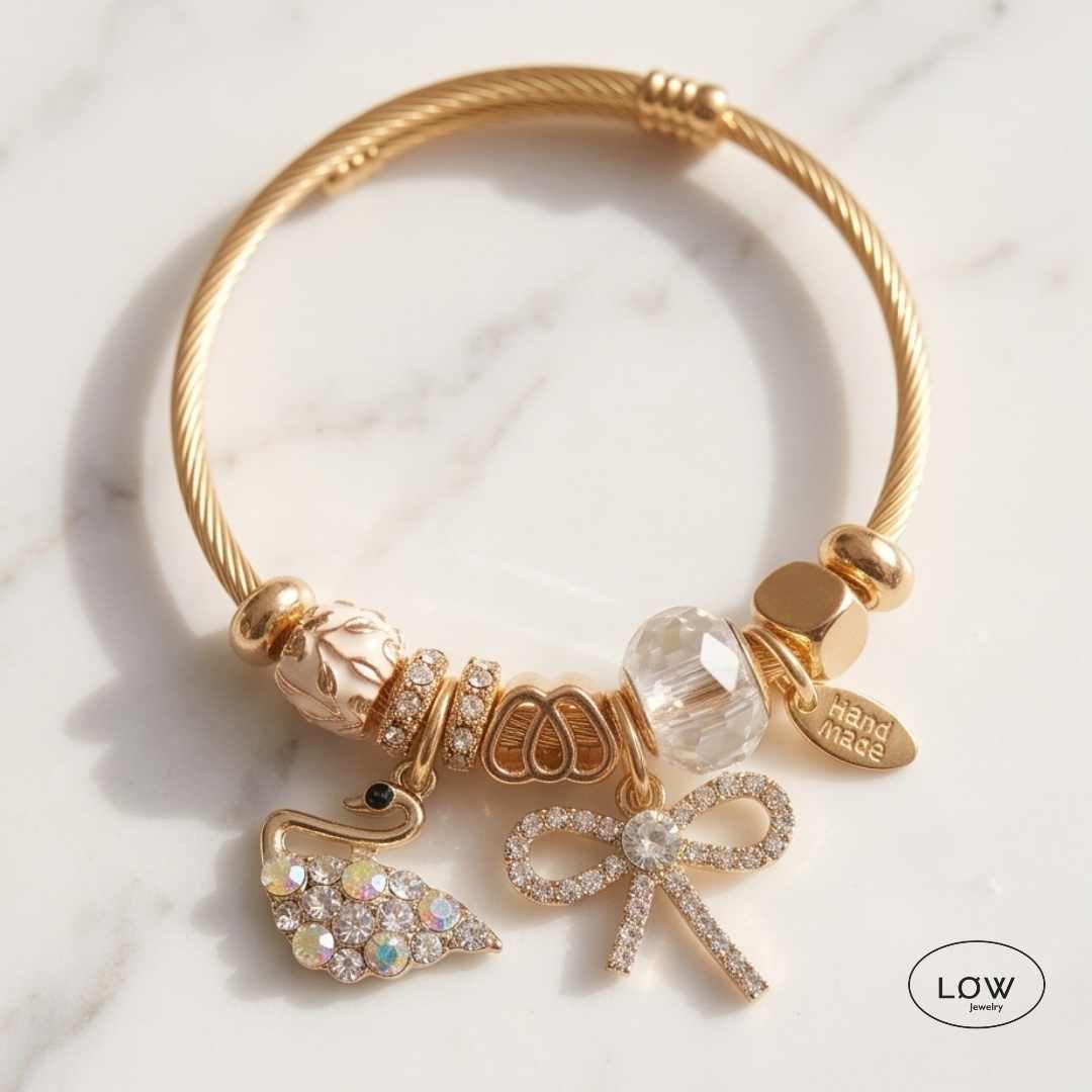 Swan &amp; Bow Charm Bracelet Gold fra LØW Jewelry ferdig fylt charms armbånd