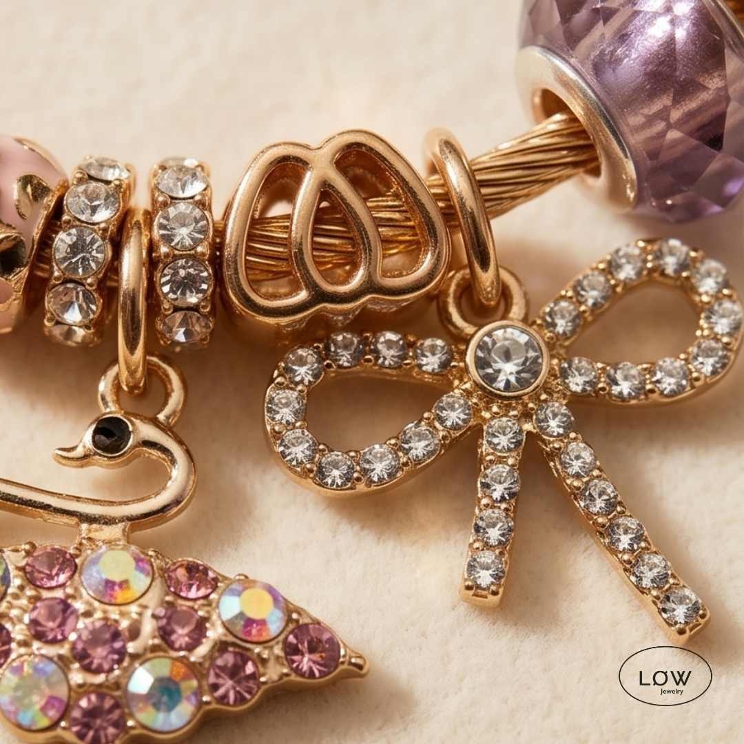Swan &amp; Bow Charm Bracelet Gold fra LØW Jewelry ferdig fylt charms armbånd
