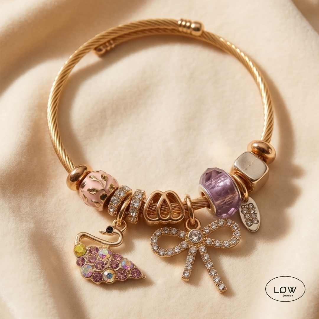 Swan &amp; Bow Charm Bracelet Gold fra LØW Jewelry ferdig fylt charms armbånd