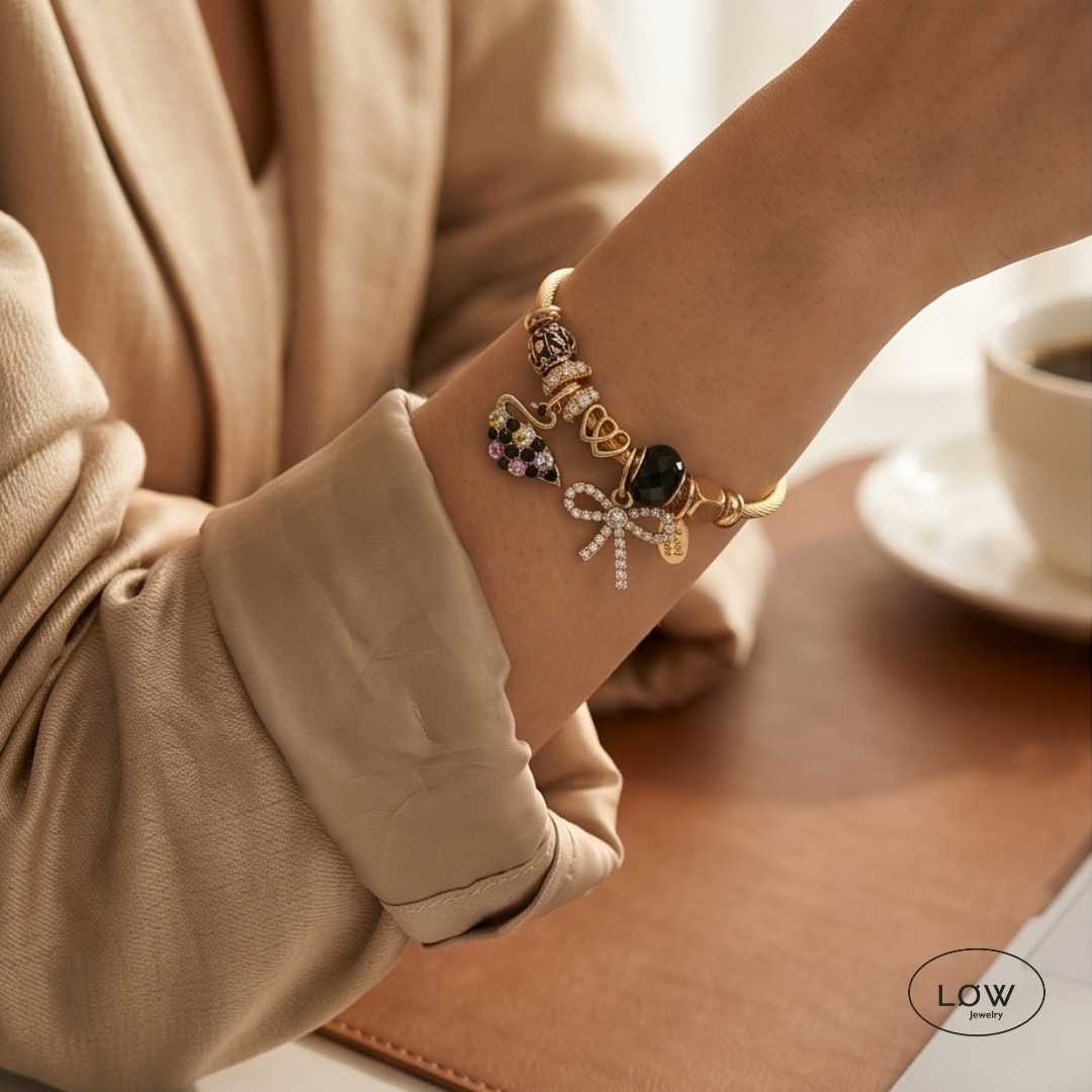 Swan &amp; Bow Charm Bracelet Gold fra LØW Jewelry ferdig fylt charms armbånd