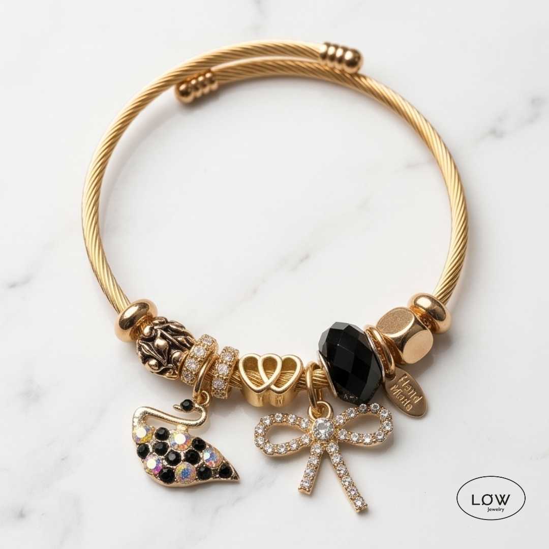Swan &amp; Bow Charm Bracelet Gold fra LØW Jewelry ferdig fylt charms armbånd