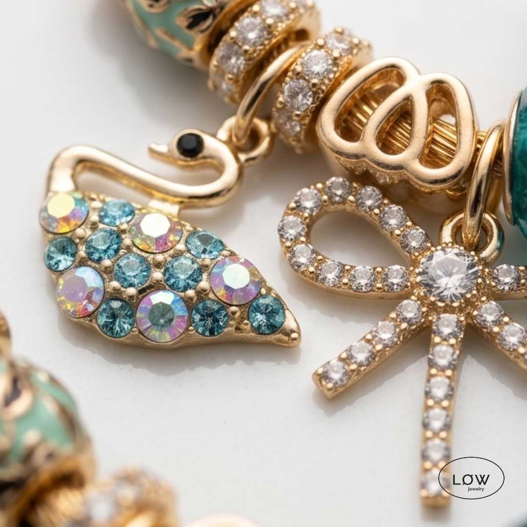 Swan &amp; Bow Charm Bracelet Gold fra LØW Jewelry ferdig fylt charms armbånd