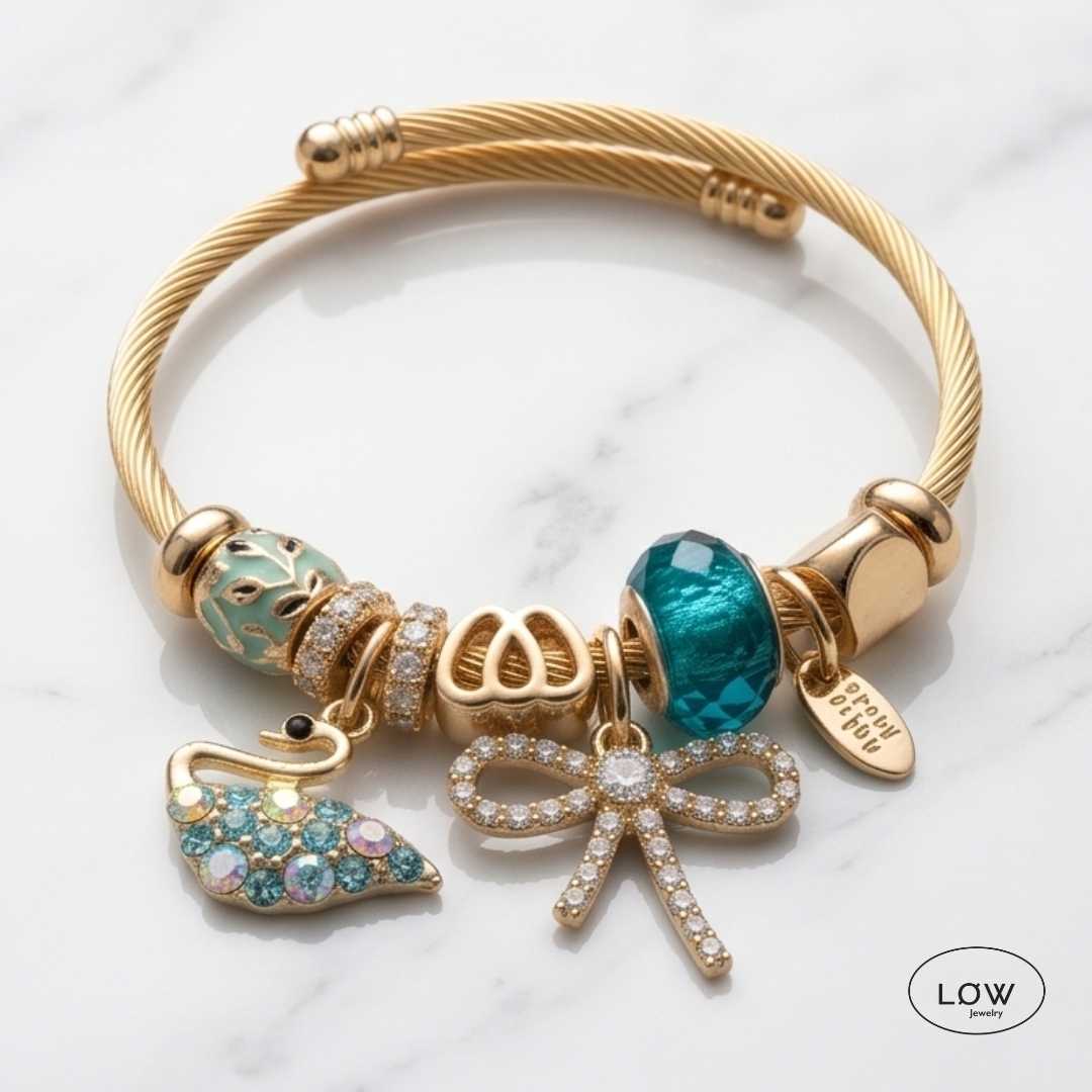 Swan &amp; Bow Charm Bracelet Gold fra LØW Jewelry ferdig fylt charms armbånd