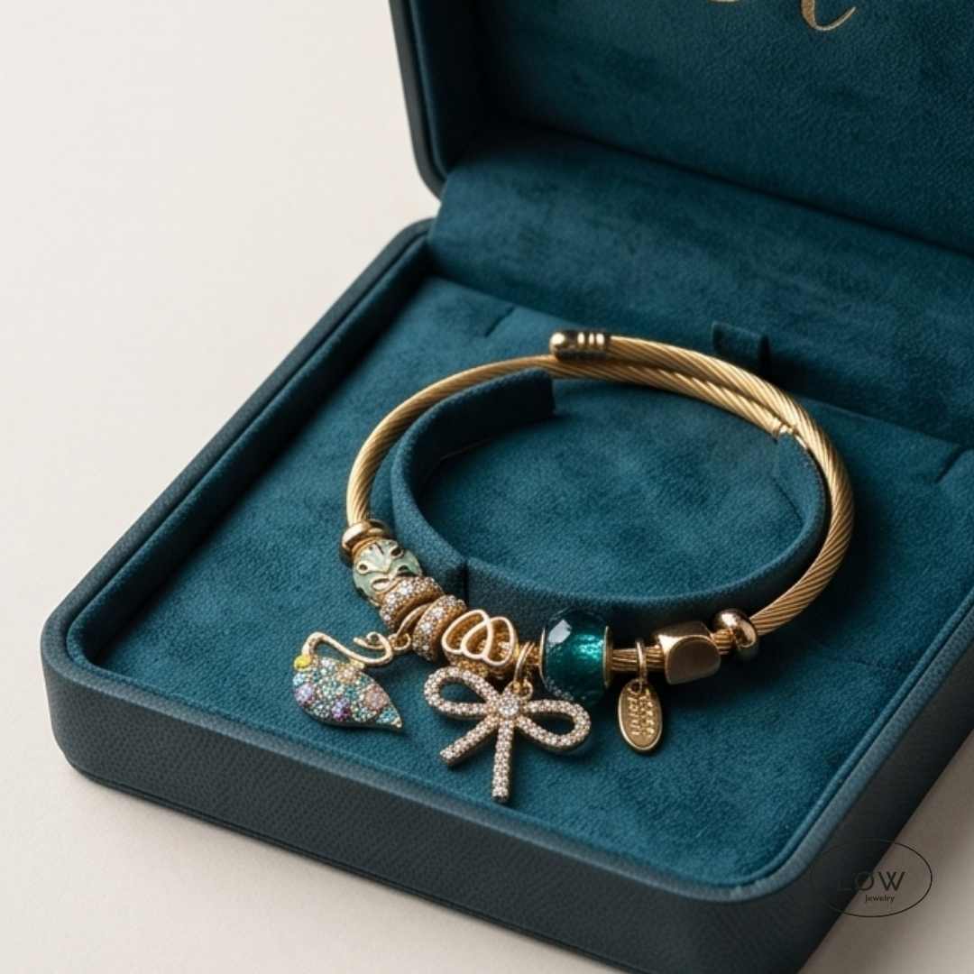 Swan &amp; Bow Charm Bracelet Gold fra LØW Jewelry ferdig fylt charms armbånd