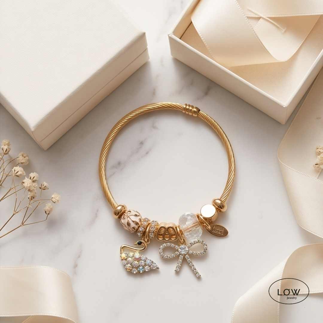 Swan &amp; Bow Charm Bracelet Gold fra LØW Jewelry ferdig fylt charms armbånd