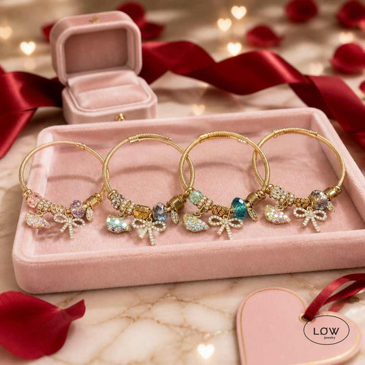 Swan &amp; Bow Charm Bracelet Gold fra LØW Jewelry ferdig fylt charms armbånd