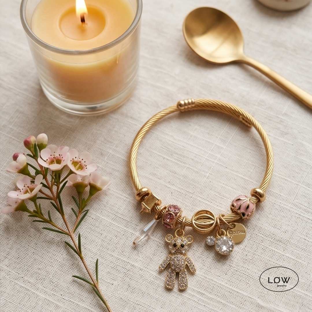 Teddy Charm Bracelet Cuff – charms armbånd med bamse og zirconia rosa LØW Jewelry