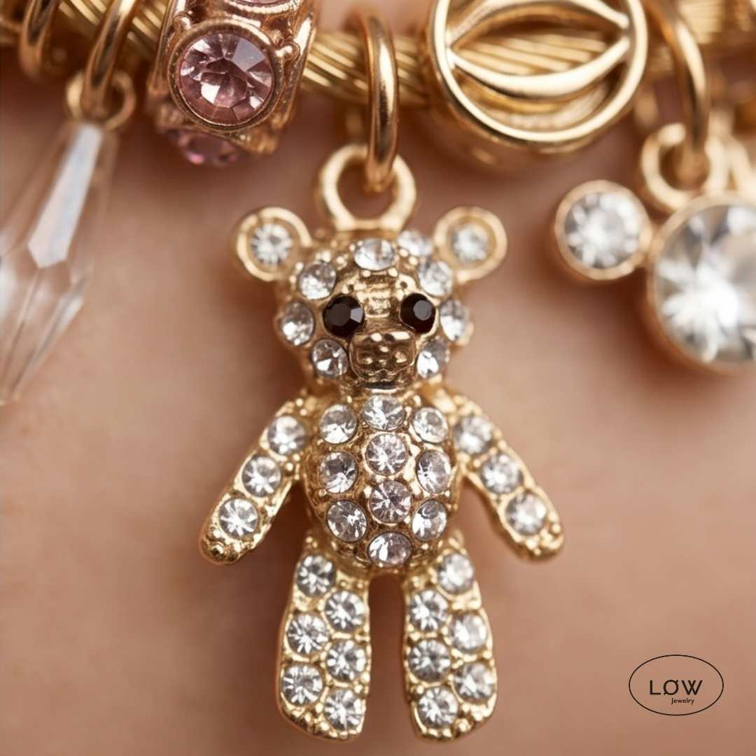 Teddy Charm Bracelet Cuff – charms armbånd med bamse og zirconia rosa LØW Jewelry