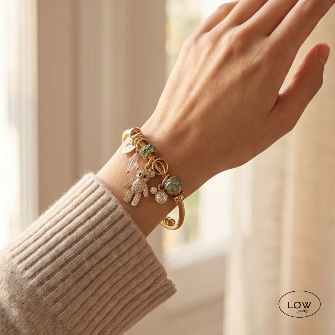 Teddy Charm Bracelet Cuff – charms armbånd med bamse og zirconia turkis ØW Jewelry