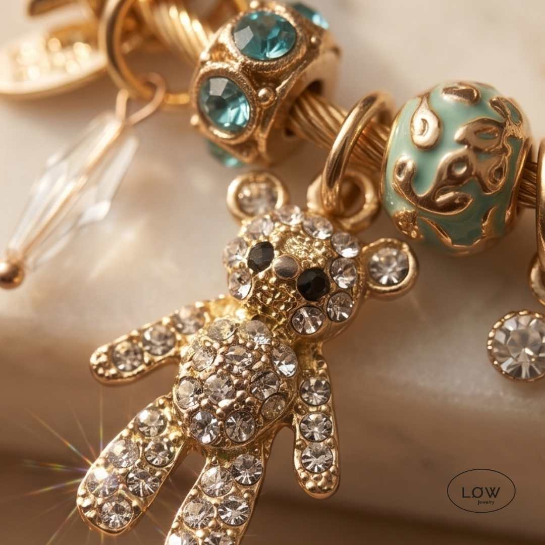Teddy Charm Bracelet Cuff – charms armbånd med bamse og zirconia LØW Jewelry