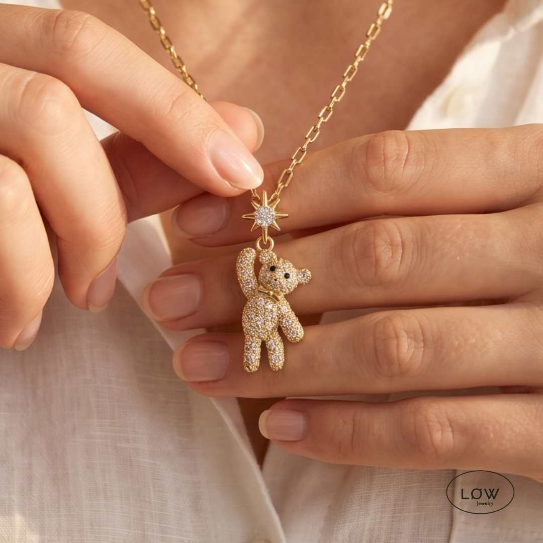 Teddy Charm Necklace – Gold fra LØW Jewelry halssmykke bamse
