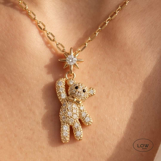 Teddy Charm Necklace – Gold fra LØW Jewelry halssmykke bamse