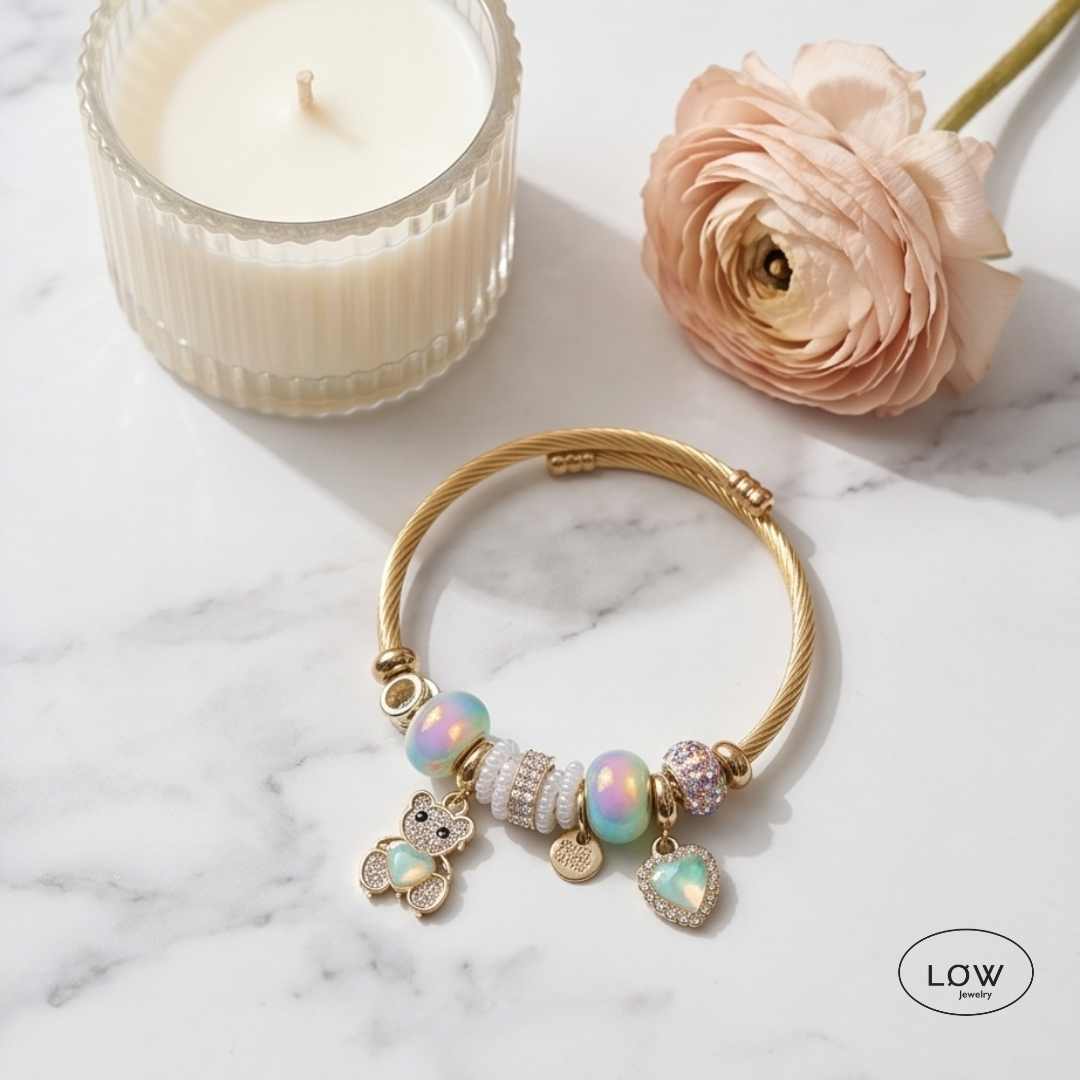 Teddy Pearl Charm Bracelet Gold fra LØW Jewelry ferdig fylt charms armbånd