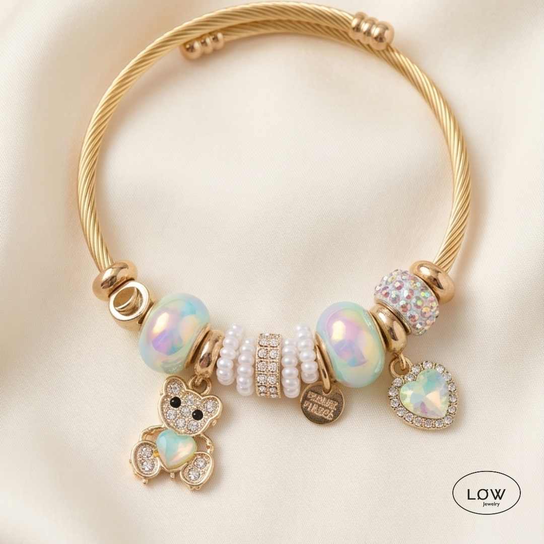 Teddy Pearl Charm Bracelet Gold fra LØW Jewelry ferdig fylt charms armbånd