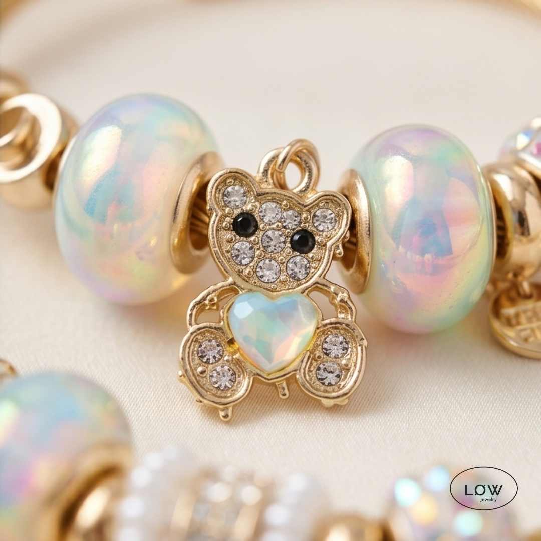 Teddy Pearl Charm Bracelet Gold fra LØW Jewelry ferdig fylt charms armbånd