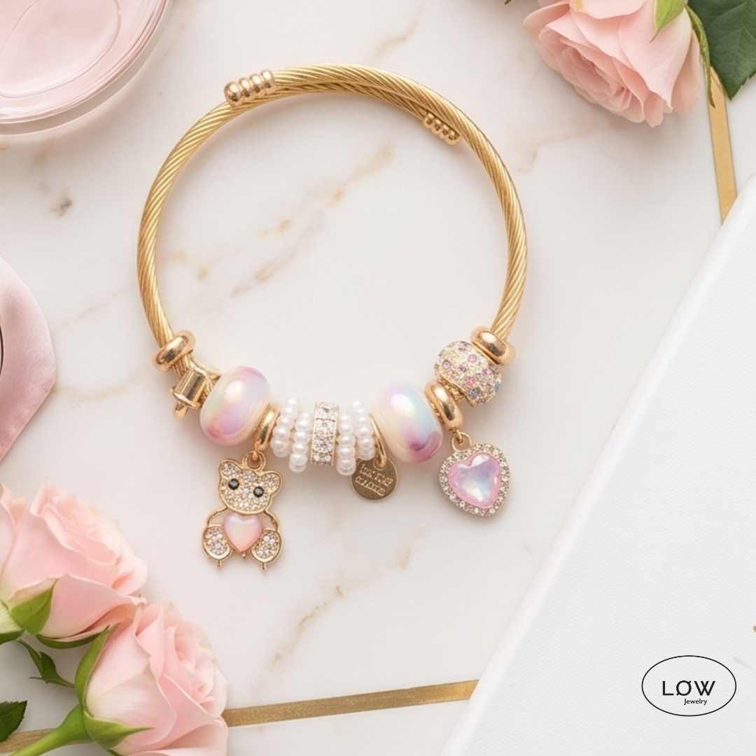 Teddy Pearl Charm Bracelet Gold fra LØW Jewelry ferdig fylt charms armbånd