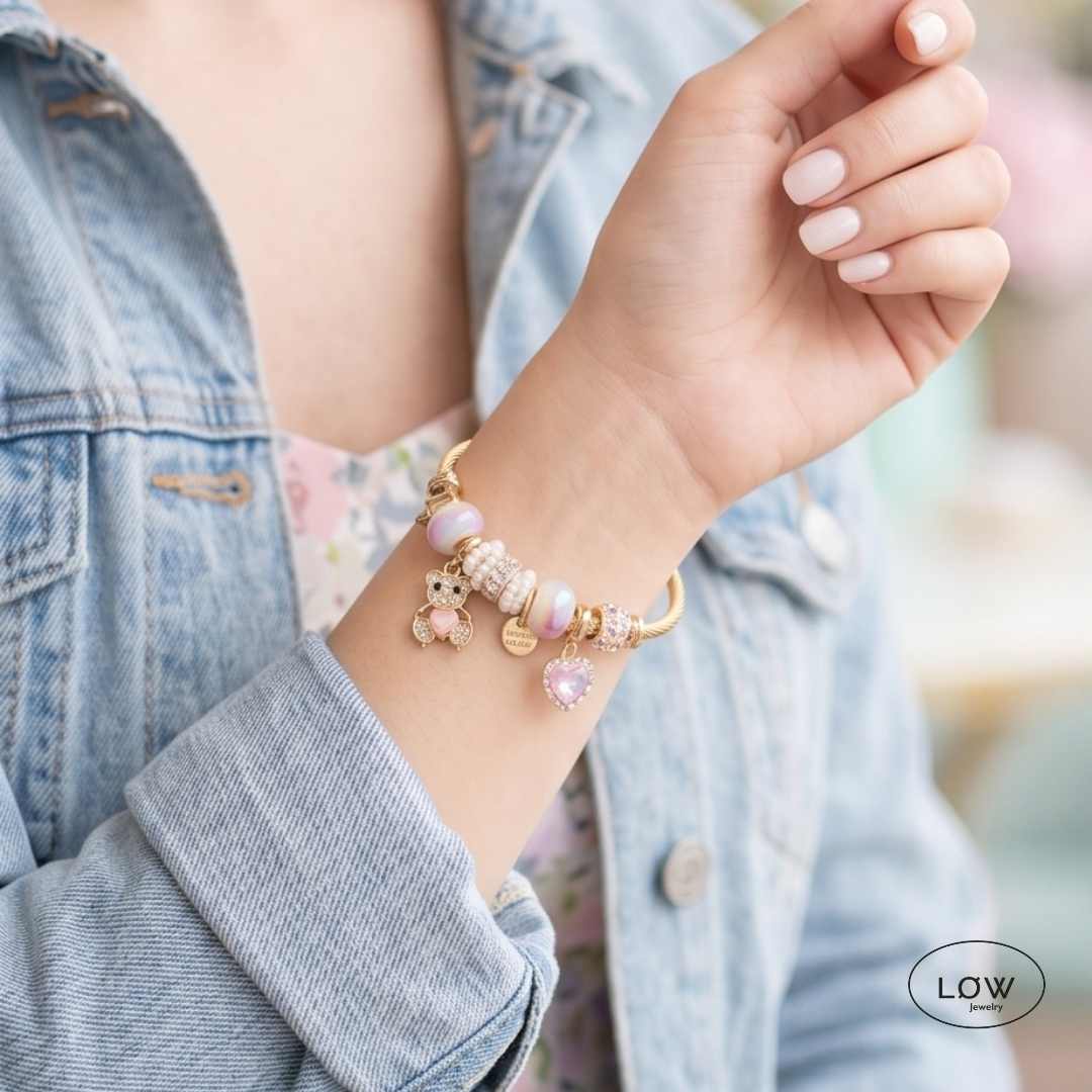 Teddy Pearl Charm Bracelet Gold fra LØW Jewelry ferdig fylt charms armbånd