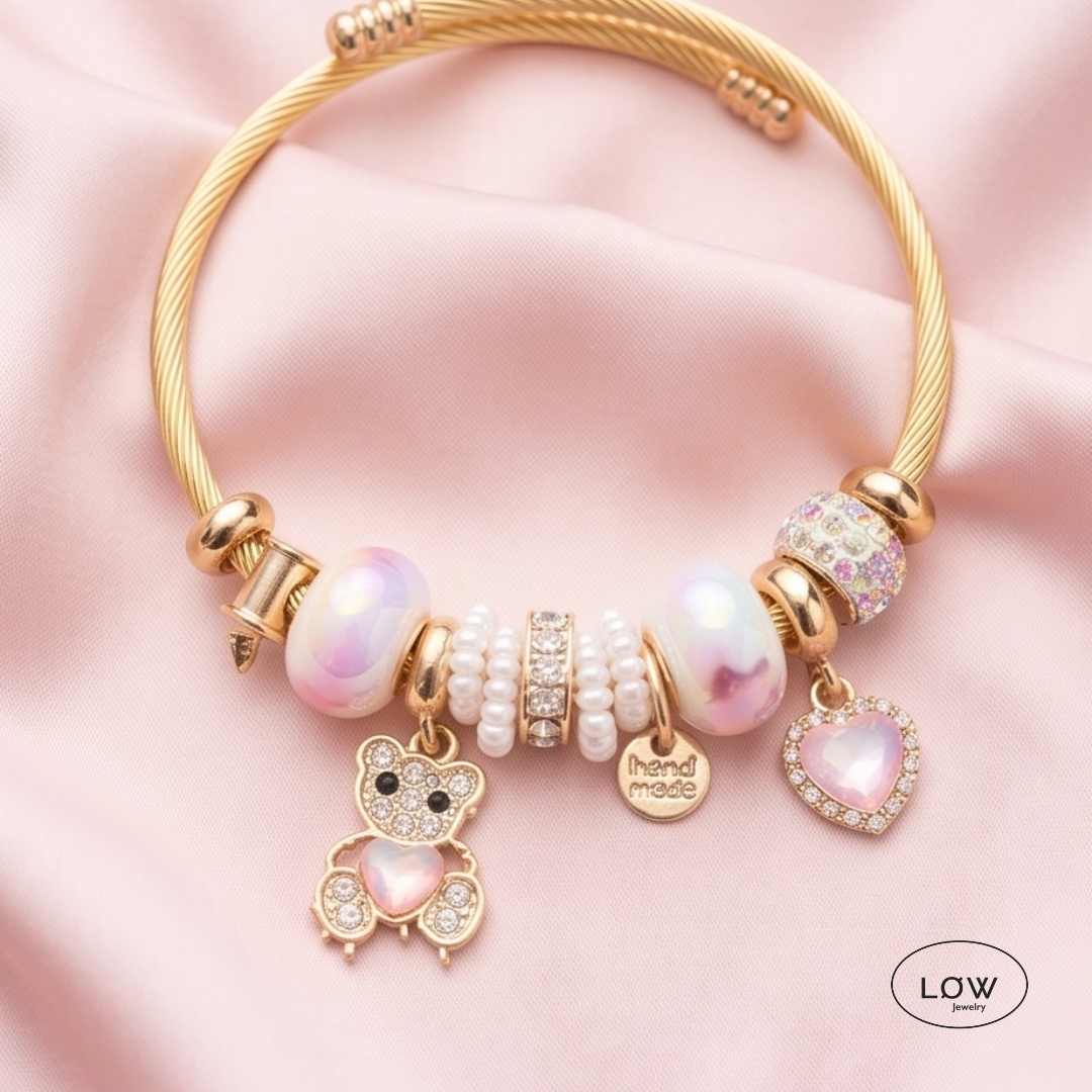 Teddy Pearl Charm Bracelet Gold fra LØW Jewelry ferdig fylt charms armbånd