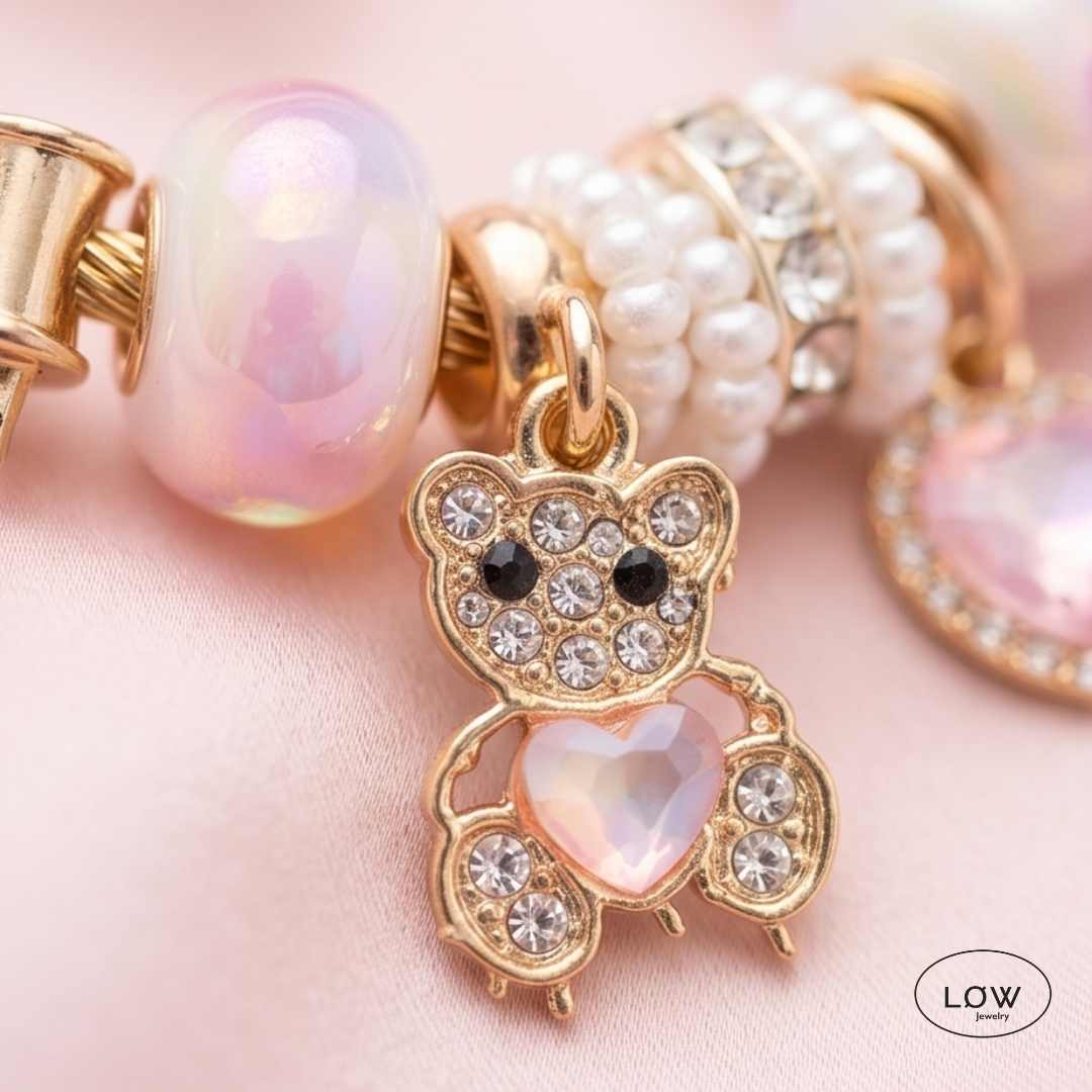 Teddy Pearl Charm Bracelet Gold fra LØW Jewelry ferdig fylt charms armbånd