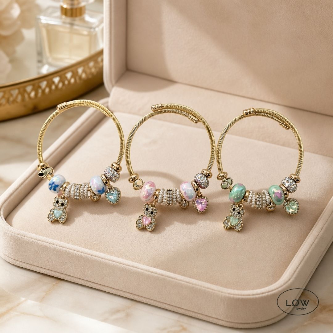 Teddy Pearl Charm Bracelet Gold fra LØW Jewelry ferdig fylt charms armbånd