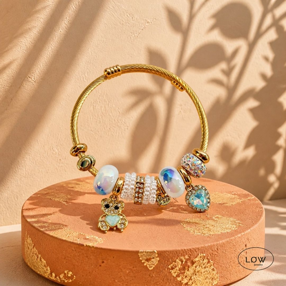 Teddy Pearl Charm Bracelet Gold fra LØW Jewelry ferdig fylt charms armbånd