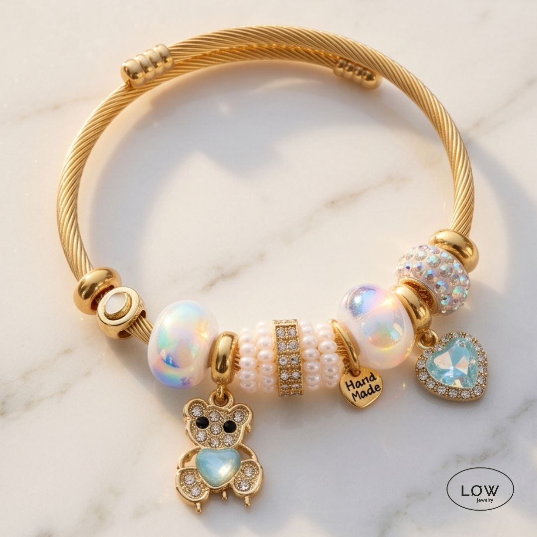 Teddy Pearl Charm Bracelet Gold fra LØW Jewelry ferdig fylt charms armbånd