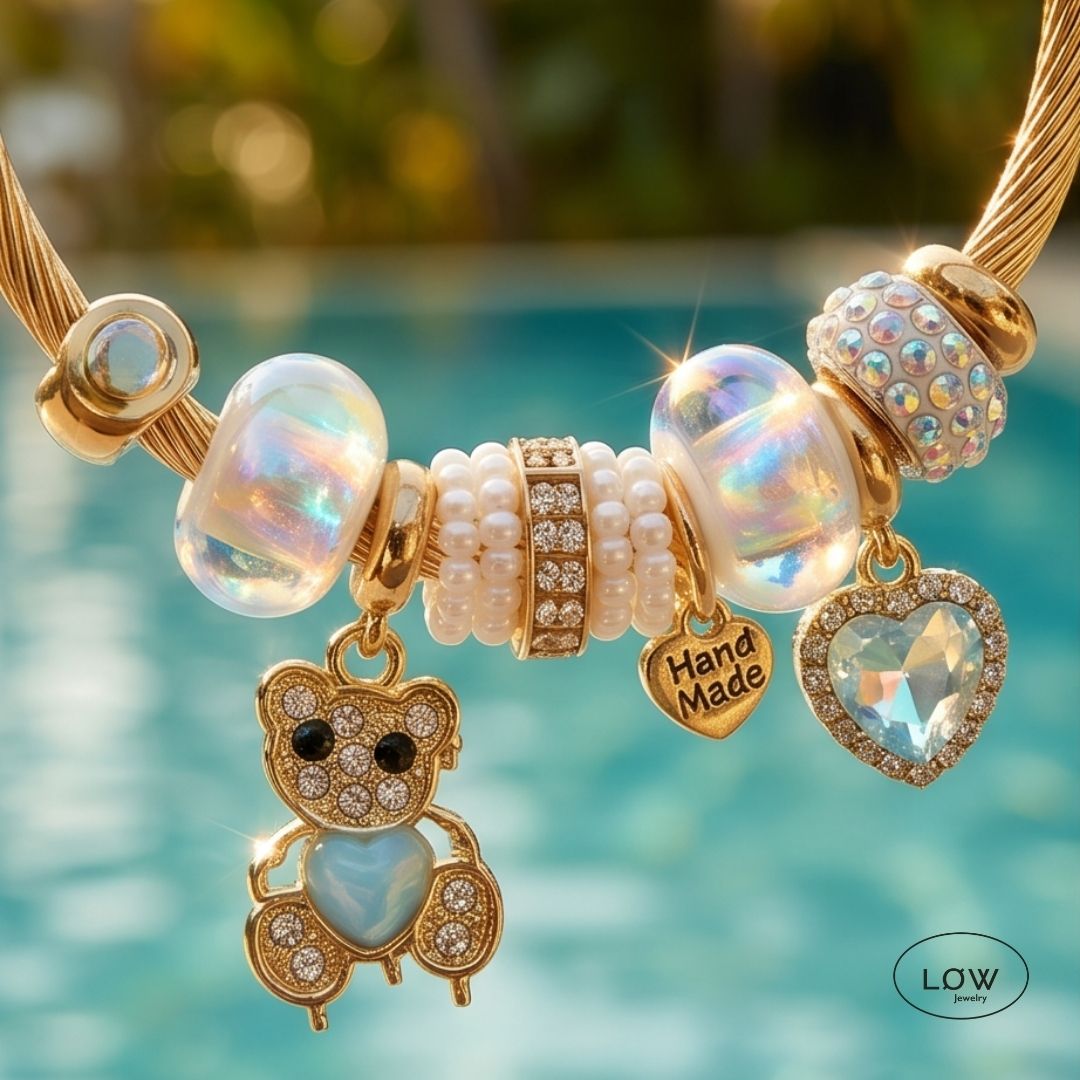 Teddy Pearl Charm Bracelet Gold fra LØW Jewelry ferdig fylt charms armbånd