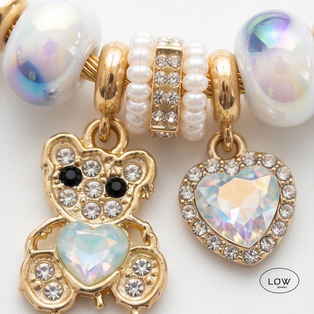 Teddy Pearl Charm Bracelet Gold fra LØW Jewelry ferdig fylt charms armbånd