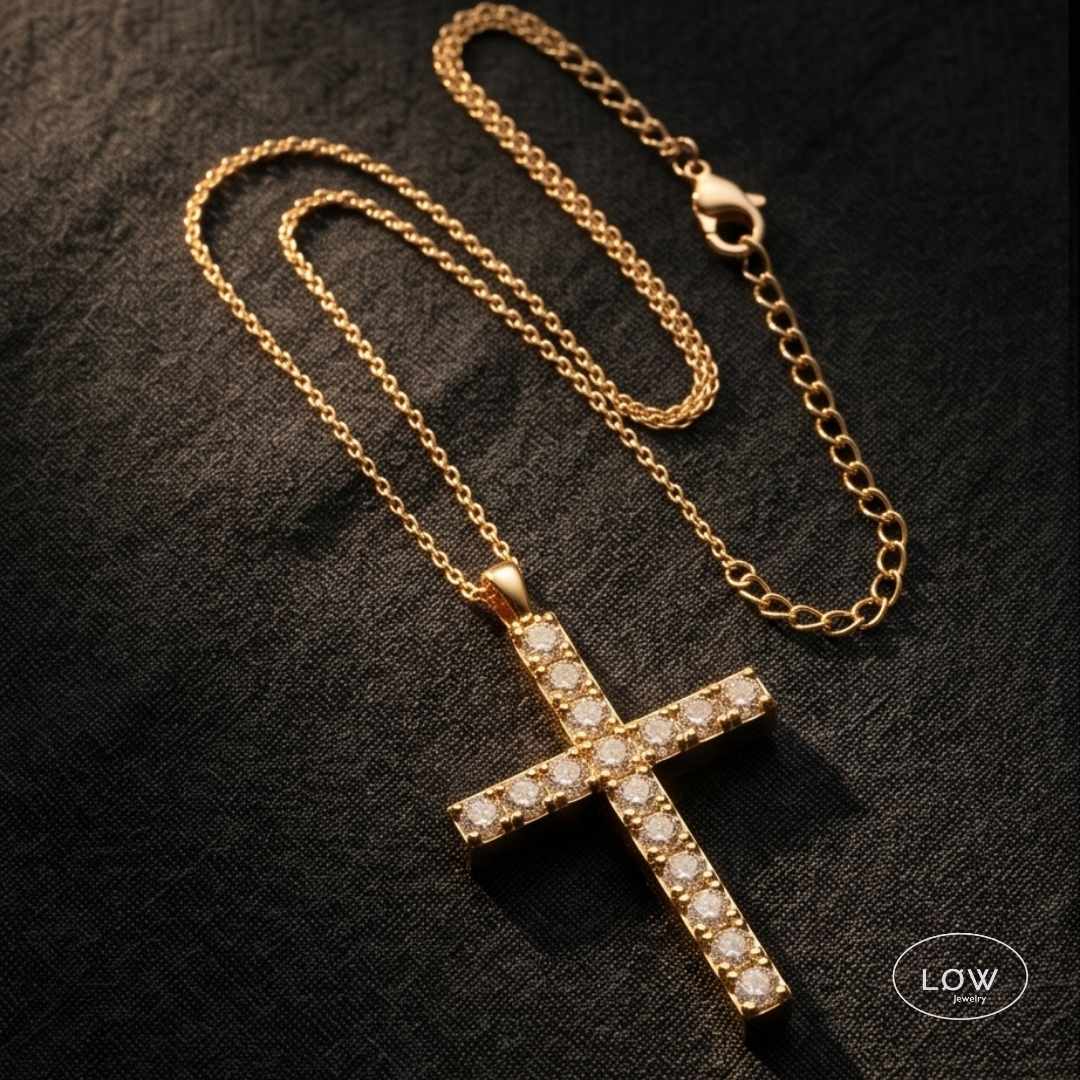 Titan Blaze Cross Necklace Gold fra LØW Jewelry halssmykke med kors