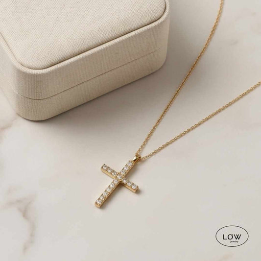 Titan Blaze Cross Necklace Gold fra LØW Jewelry halssmykke med kors
