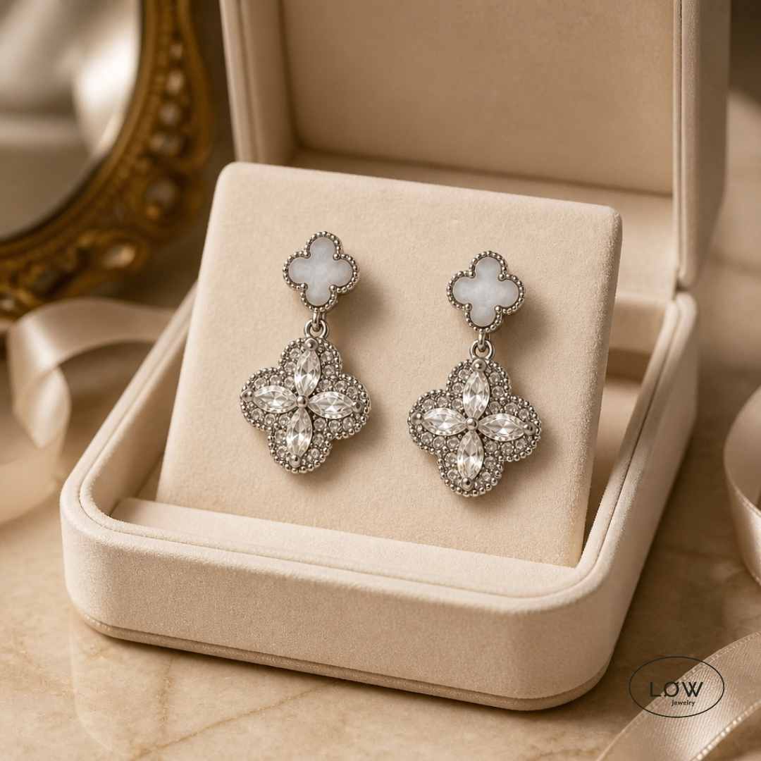 Twin Clover Drop Earrings Silver fra LØW Jewelry
